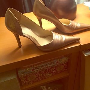 Guess gold pointy pumps | Size 10